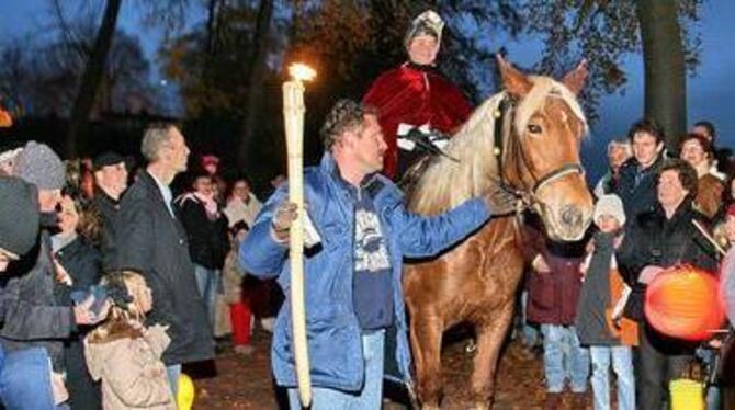 Der heilige Martin auf seinem Pferd führte den Umzug an. FOTO: DIETER REISNER