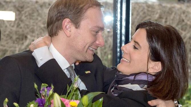 Katja Suding und Christian Lindner begrüßen sich in Hamburg. Foto: Tim Brakemeier