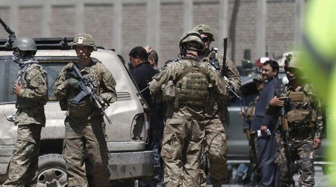 Afghanische Polizisten am Ort des Anschlags in Kabul. Foto: Jawad Jalali