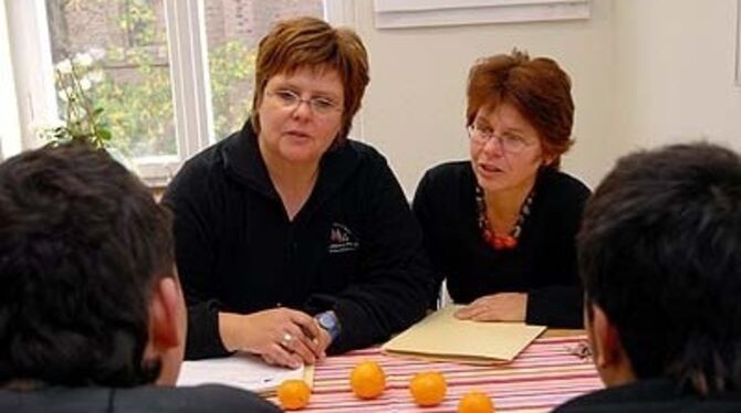 Die Jugendgerichtshelferinnen Margot Eberlein (links) und Christine Mittermaier versuchen im Gespräch mit jungen Delinquenten he