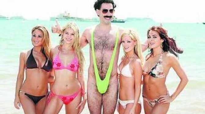 So klappt das mit &raquo;die kulturelle Lernung&laquo;: Borat sucht am Strand von Malibu den Kontakt zur einheimischen Bevölkeru