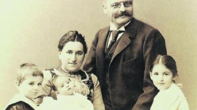 Alois Alzheimer mit seiner Frau Cecilie und den Kindern Hans, Maria und Gertrud. FOTO: PR