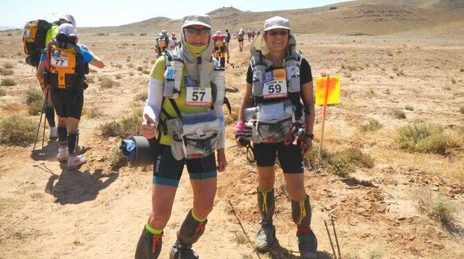 In sengender Hitze durch den Wüstensand: Gabi Meretz (links) und Marianne Topolski beim »Marathon des Sables«. FOTO: PR