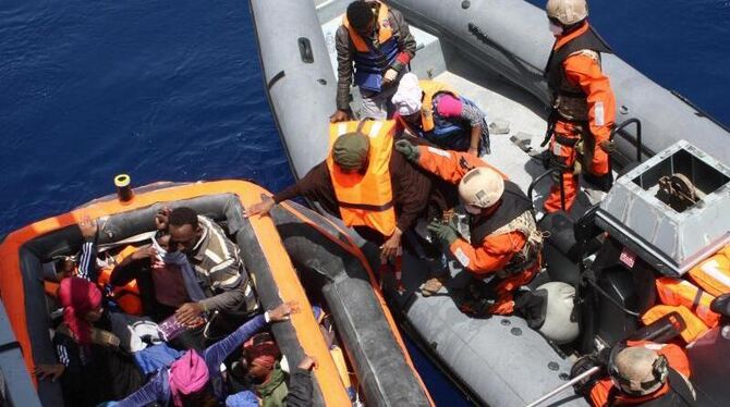 Die Bundeswehr beteiligt sich im Mittelmeer mit zwei Schiffen an der Seenotrettung. Die Soldaten haben nach Bergungsaktionen