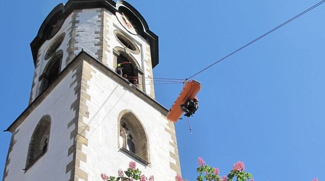 Gelungene Abschlussprüfung für die neuen Höhenretter der Pfullinger Feuerwehr: Verletzte abseilen aus dem Turm der Martinskirche