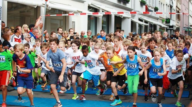 Auf die Plätze, fertig, los: Beim 23. Altstadtlauf darf auch der Läufernachwuchs wieder sein Bestes geben.  ARCHIV-FOTO: PR