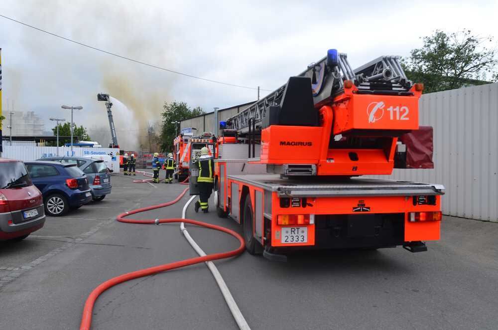 Die Feuerwehr kühlt von oben ein Lager mit Gasflaschen.