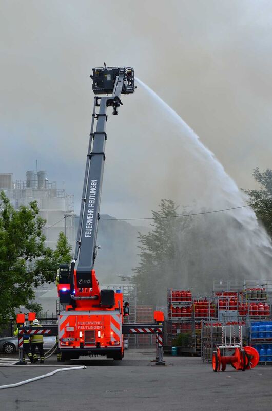 Die Feuerwehr kühlt von oben ein Lager mit Gasflaschen.