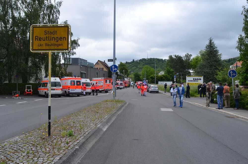 Der Brandort ist großräumig abgesperrt, was zu erheblichen Verkehrsbehinderungen führt.