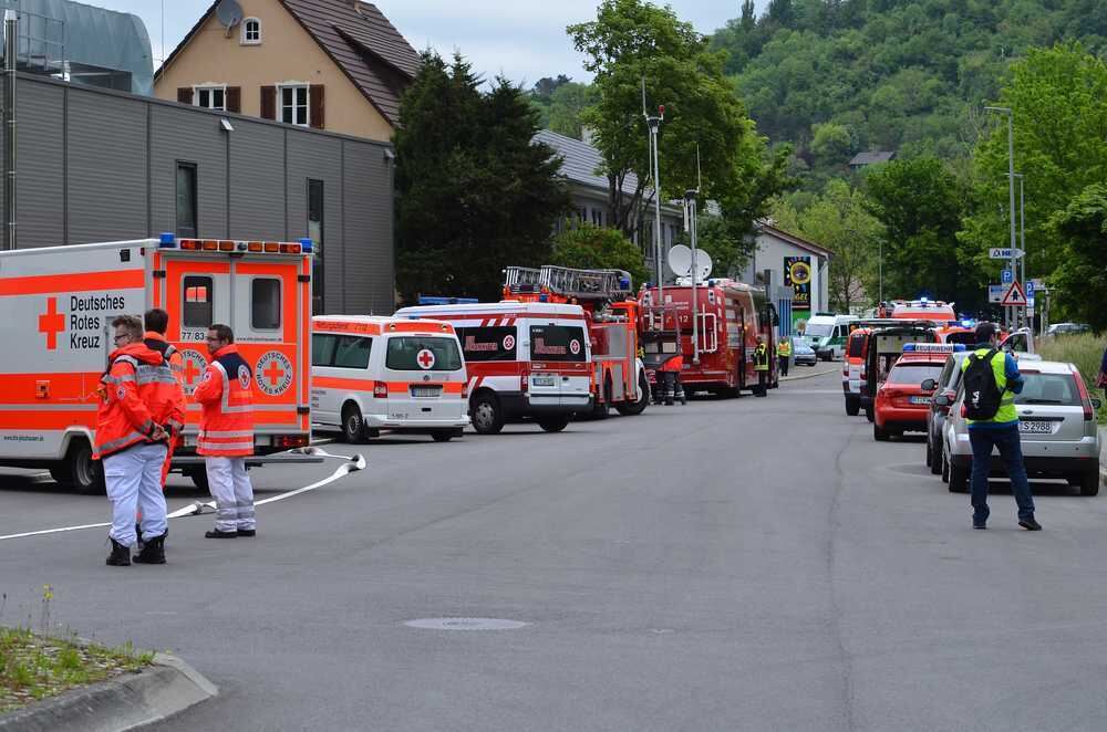 Ein Großaufgebot von Feuerwehr, Polizei und Rettungsdienst ist vor Ort.