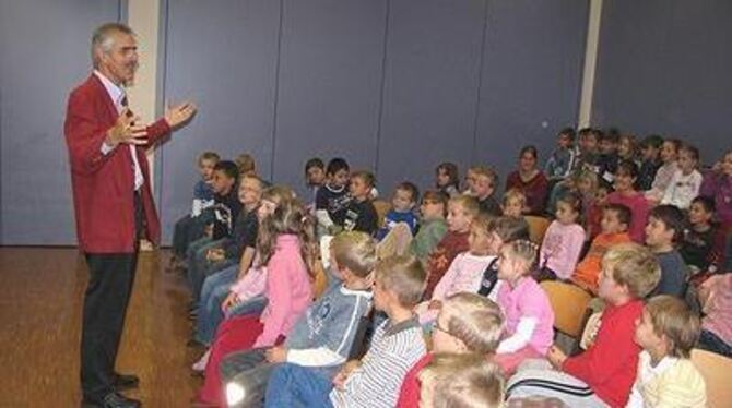 Ein aufmerksames und wissbegieriges Publikum hatte der Autor Manfred Mai bei seiner Lesung in der Gustav-Werner- Schule. FOTO: M