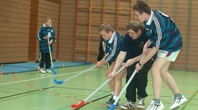 Spieler der TSG (gestreiftes Trikot) nehmen einen Göppinger in die Zange. FOTO: TRINKHAUS