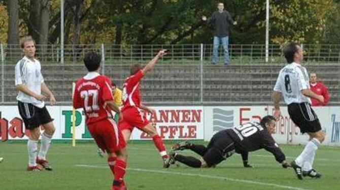 Torschütze Markus Unger (Dritter von links) dreht jubelnd ab, Ünal Demirkiran (Nummer 27) beobachtet die Szene. GEA-FOTO: MEYER