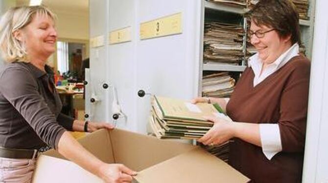 (Fast) alles muss raus: Margit Matejka (links) und Christine Bögel beim Einpacken.  FOTO: TRINKHAUS