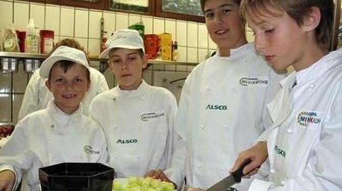 Ein leckerer und gesunder Obstsalat: für echte Miniköche ein Kinderspiel. Andreas, Christoph, Sophokles, Dennis (von links) zeig