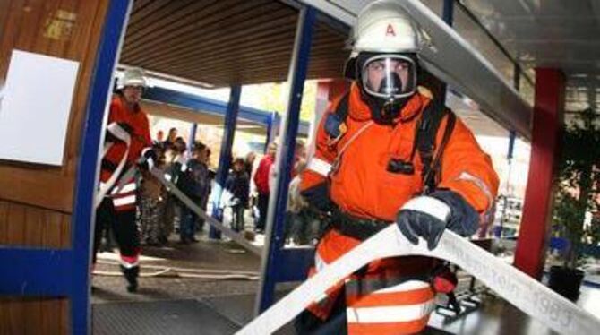 Einsatz in der Schule: Nach einem Jahr voller Querelen zeigte die Übung das gute Leistungsvermögen der Wehr. FOTO: REISNER