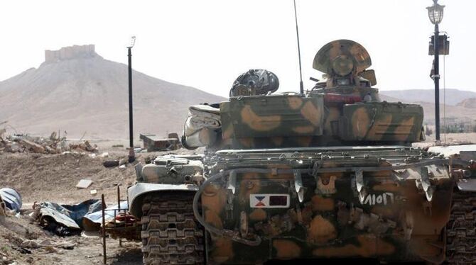 Ein Panzer der syrischen Armee bezieht Stellung in Palmyra während Gefechten mit IS-Rebellen. Foto: Stringer