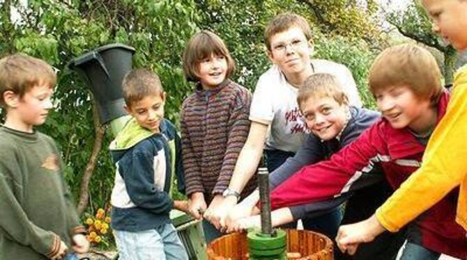 So eine alte Fruchtpresse leistet kräftig Widerstand, bis endlich der Saft fließt. Das merkten auch die Nabu-Kinder.  FOTO: LEIP