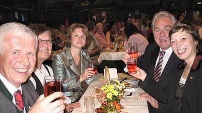 Prost sagen Oberbürgermeister Dieter Hauswirth mit Frau, Eningens Bürgermeisterin Margarete Krug, ihr Lebensgefährte und Baden-W