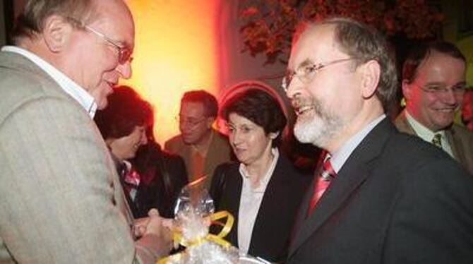 Die Gratulanten kommen: Stadtrat Dr. Ulrich Zimmermann (links), Bürgmeister Rudolf Heß, neben ihm seine Frau Marianne, rechts: S