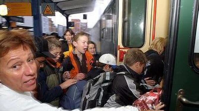 Eine ganze Schule war gestern in Fahrt: Anlässlich ihres Jubiläums gingen die Eichendorffler auf Tour. FOTO: BAIER