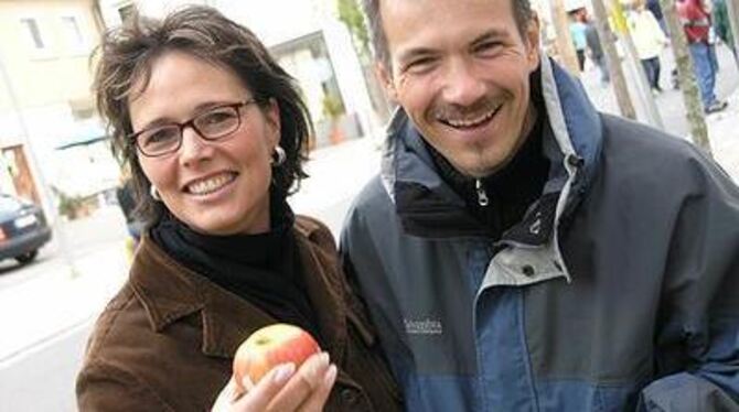 Melanie und Peter Kadisch fanden das erste Betzinger Apfelfest &raquo;klasse&laquo;. FOTO: STÖ