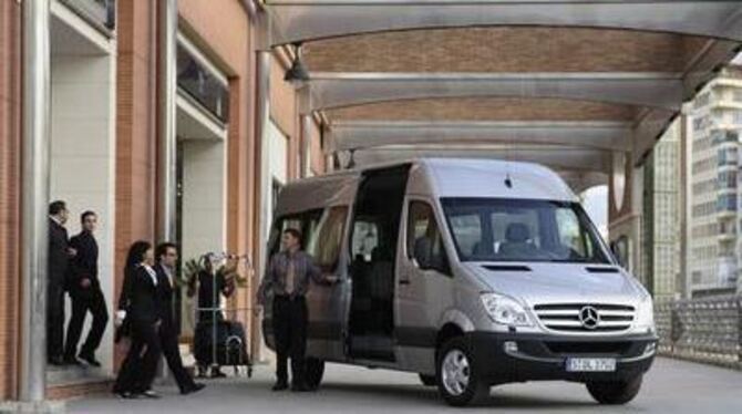 Der Sprinter von Mercedes-Benz präsentiert sich jetzt auf Wunsch­ noch höher oder/und länger.
FOTO: MERCEDES