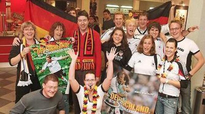 Willkommen zurück im Fußballfieber: Fans in Schwarz-Rot-Gold bei der Film-Vorpremiere in der Planie. FOTO. GERLINDE TRINKHAUS