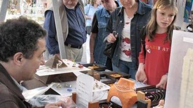 Am Wochenende Anziehungspunkt für viele interessierte Besucher: Der Dettinger Kunsthandwerkermarkt auf dem Marktplatz. FOTO: SAN