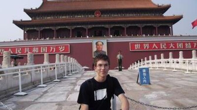 »Pflichtfoto«; Simon auf dem Tian'anmen-Platz mit Mao-Portrait und Wachsoldat. FOTO: PR