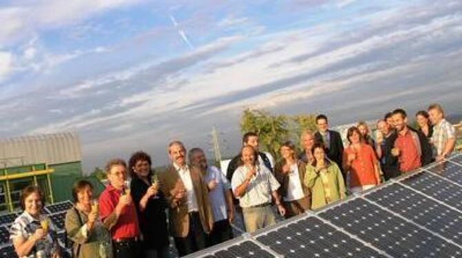 Der Schule aufs Dach gestiegen und auf die neue Solaranlage angestoßen: &raquo;Einspeisefest&laquo; auf dem BZN. FOTO: STÖRK