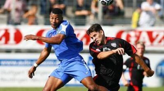 Die SSV-Verteidiger um den erstklassigen Ilker Aybar (rechts) hatten Kickers-Stürmer Christian Okpala (links) meist gut im Griff