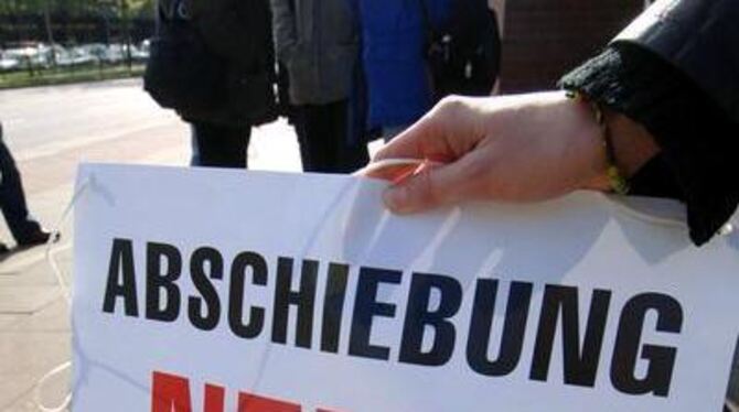 Protest gegen Abschiebung, Mahnung im Gottesdienst: Unterstützerkreise machen sich für ein Bleiberecht von Flüchtlingen, die sch