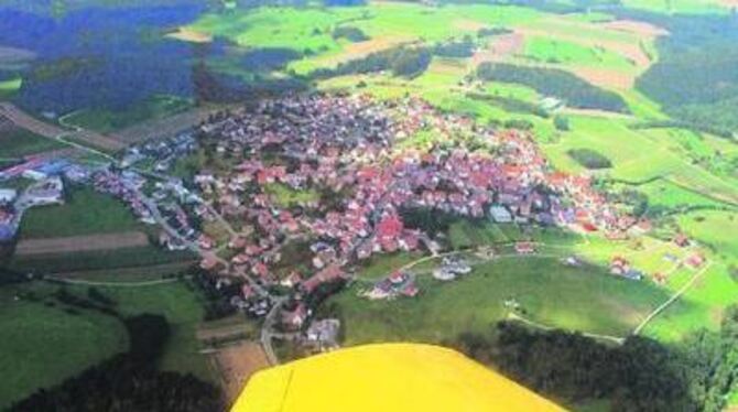 Blick über die Tragfläche auf die Spielzeug-Landschaft der Schwäbischen Alb, auf Trochtelfingen-Steinhilben: Steilkurven mit 45