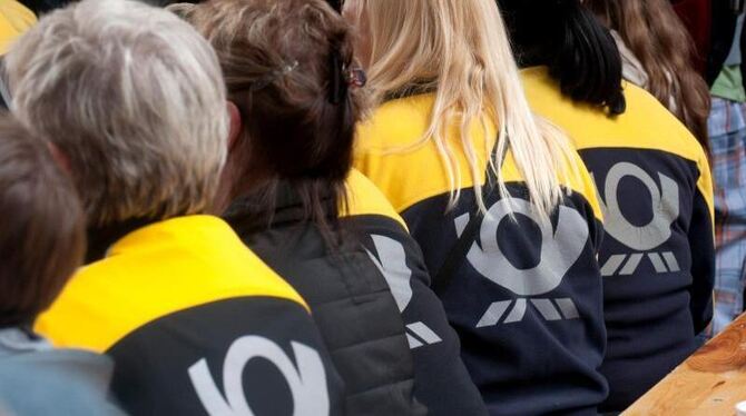 Mitarbeiter der Deutschen Post bei einer Streikversammlung in Berlin. Foto: Paul Zinken