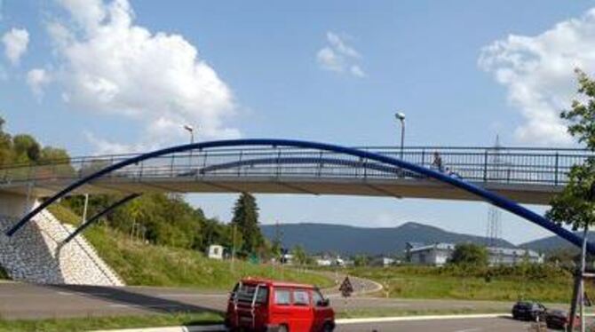 Nur für Radler und Fußgänger: Die Brücke über die B 312 nach dem Südbahnhof vor der Ausfahrt nach Eningen. GEA-FOTO: PACHER