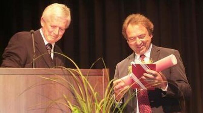 Abschiedsgeschenk: OB Dieter Hauswirth dankt Walter Veit (rechts).  FOTO: TRINKHAUS