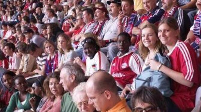 Begeisterte und fröhliche BZN-Schüler mit südafrikanischen Gästen mitten in der Allianz-Arena beim Bayern-Spiel. FOTO: WALKER