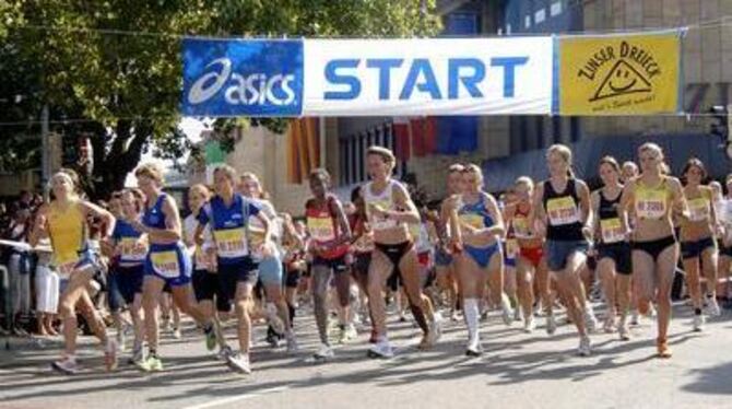 Start zum Frauenlauf. Mit der Startnummer 2003 die spätere Siegerin Edith Masai aus Kenia. FOTO: NIETHAMMER