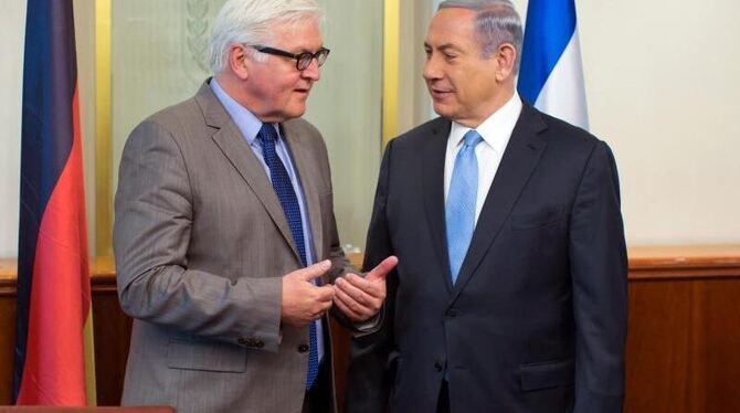 Bundesaußenminister Steinmeier (l) trifft in Jerusalem den israelischen Ministerpräsidenten Netanjahu. Foto: Thomas Imo/Photo