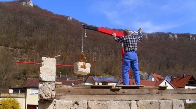 Mit vereinten Kräften haben die Helfer des Schwäbischen Albvereins den historischen Eingang der Olgahöhle wieder aufgebaut. FOTO