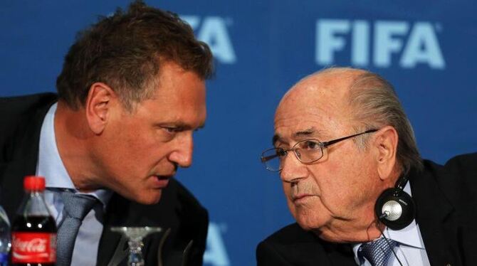 FIFA-Präsident Joseph Blatter bespricht sich mit Jerome Valcke . Foto: Mohamed Messara