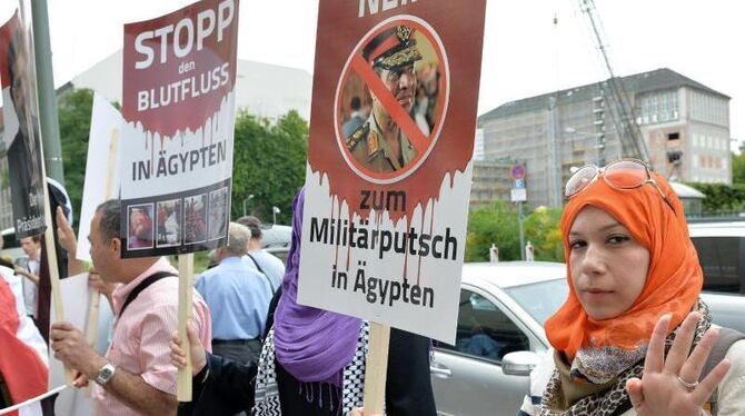 Anhänger des entmachteten und mittlerweile zum Tode verurteilten Ex-Präsidenten Mursi protestieren vor der ägyptischen Botsch