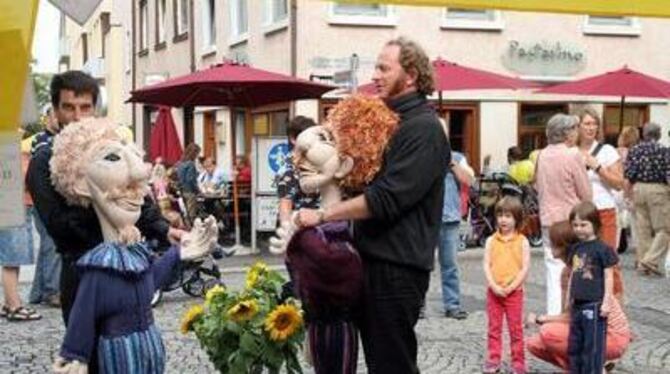 Machten auf die neue Schlichtungsstelle in der Kanzleistraße aufmerksam: die beiden Werbepuppen Otto und Theo. FOTO: AN