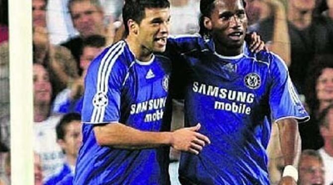 Gefeiert von Didier Drogba: Michael Ballack (links) nach seinem Elfmeter. 
FOTO: DPA