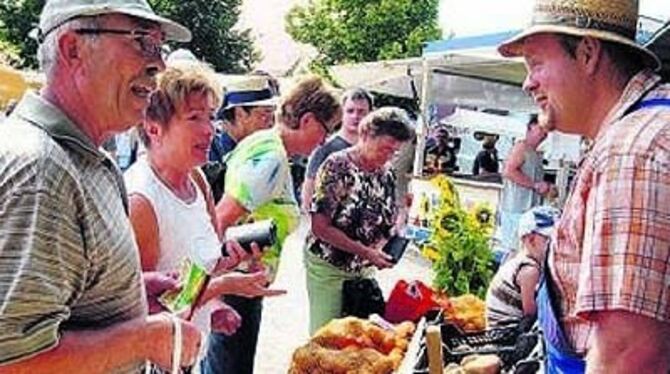 Bei der großen Verbrauchermesse rund um die Kartoffel gab es Tipps vom Erzeuger: Interessierte Kunden im Gespräch mit Kartoffelb