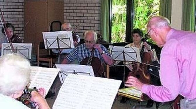 Seit 30 Jahren trifft sich das  Seniorenorchester  Tübingen regelmäßig zu Probenwochen im Feriendorf Gomadingen.
FOTO: LEUSCHKE