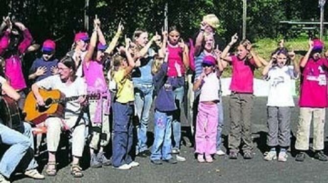 Singen, spielen und Spaß haben: Das bot die CVJM-Ferienwoche 60 Kindern.  
FOTO: KEM