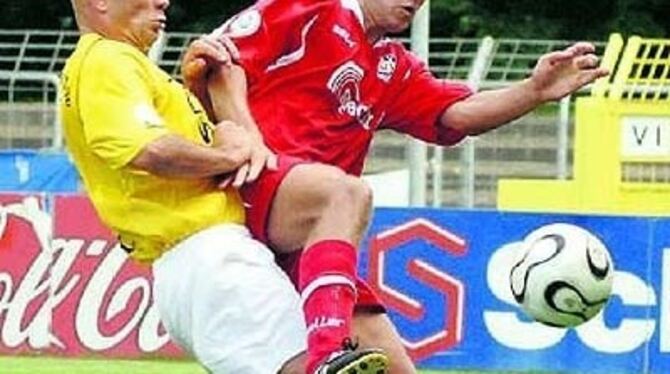 Nur schwer vom Ball zu trennen: Ewald Beskid (rechts). 
FOTO: NIETHAMMER