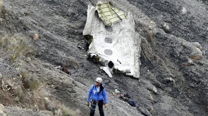 Mehr als zwei Monate nach der Germanwings-Katastrophe mit 150 Toten verzögert sich die Überführung der deutschen Opfer. Foto: